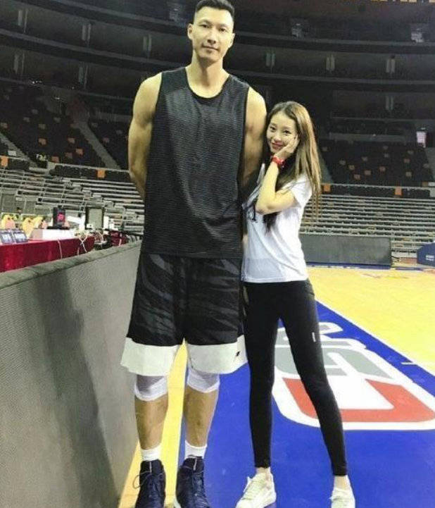 阿联绅士手和拉拉队队长合影图体育gif搞笑图片