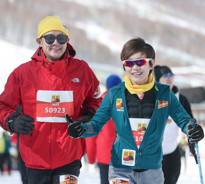 搜狐新闻马拉松印小天许飞同框图体育gif搞笑图片