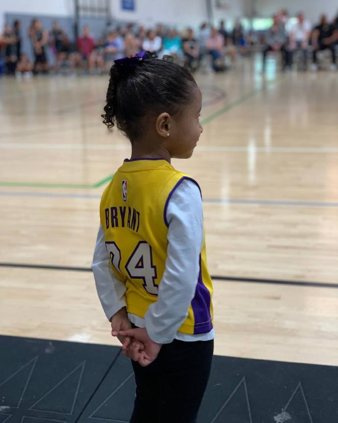 蜗壳家三公主穿爸爸的球衣体育gif搞笑图片