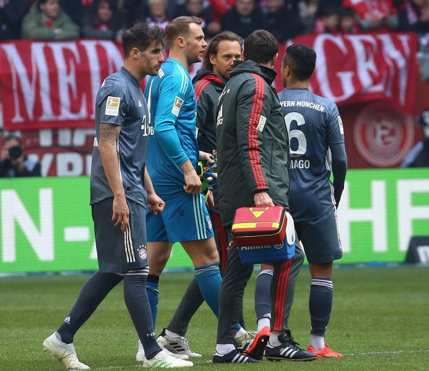 诺伊尔小腿旧伤复发体育gif搞笑图片