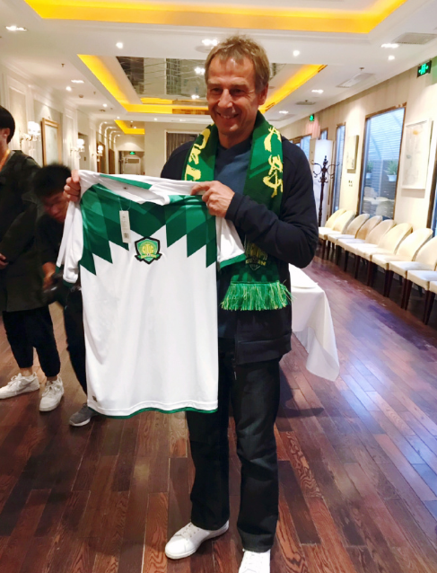 德国传奇巨星克林斯曼降临工体体育gif搞笑图片