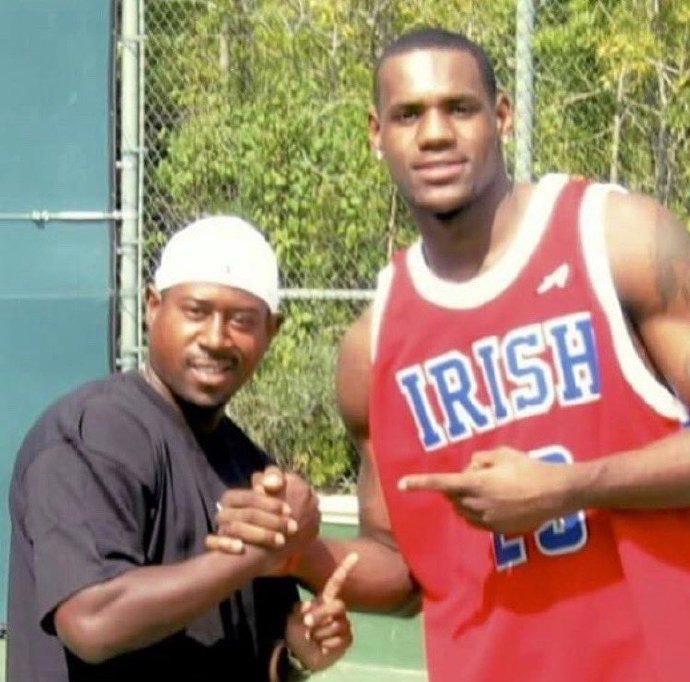 詹姆斯与马丁劳伦斯的合影体育gif搞笑图片