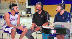 握手化解尴尬的动态图体育gif搞笑图片