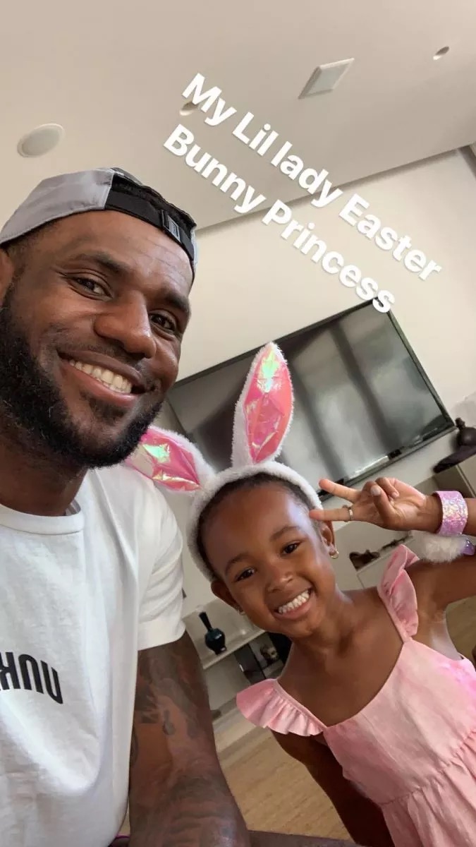 詹姆斯和女儿的合照体育gif搞笑图片