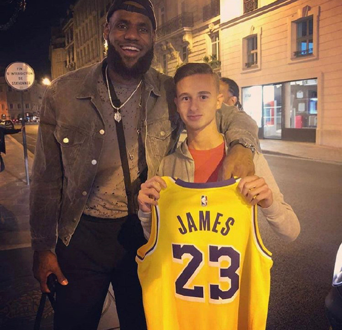 詹姆斯和球迷合影图体育gif搞笑图片