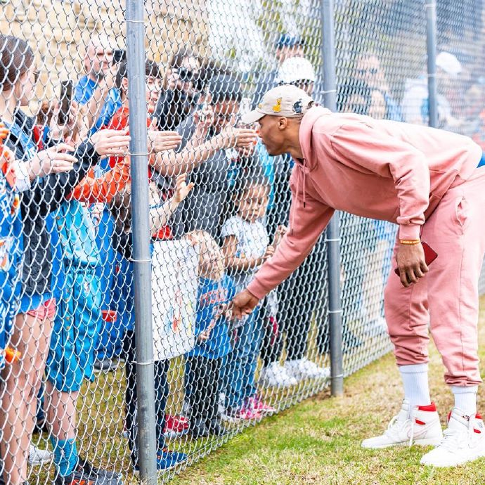 俄城球迷给雷霆全队接机图体育gif搞笑图片