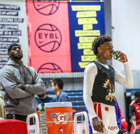 詹姆斯为大儿子助威图体育gif搞笑图片