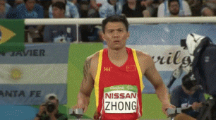 单腿跳高的动图体育gif搞笑图片