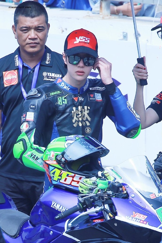 王一博开摩托车图片体育gif搞笑图片