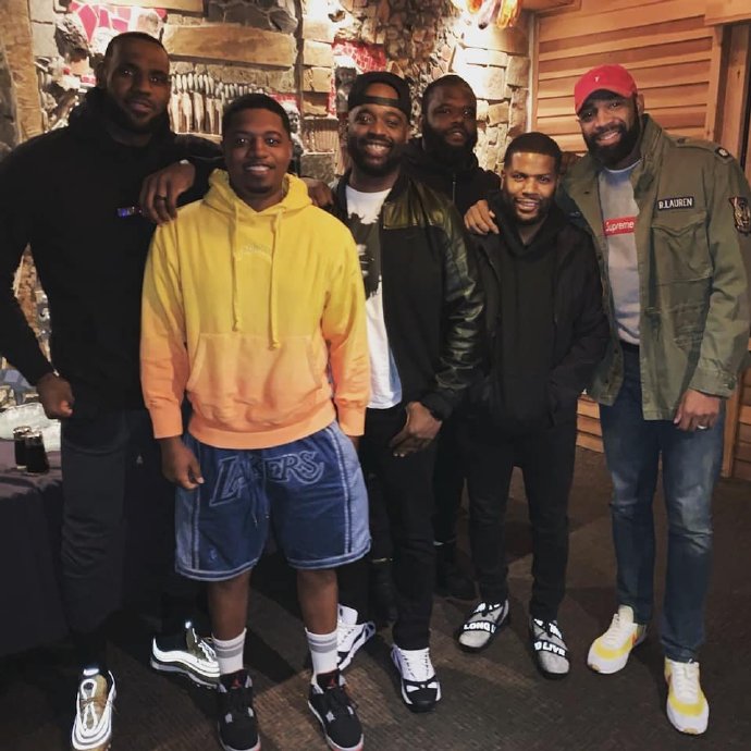 詹姆斯与好友的合照体育gif搞笑图片