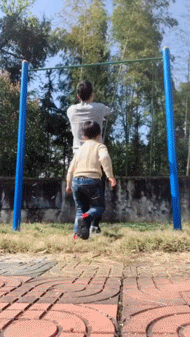 爸爸和小孩子引体向上gif图体育gif搞笑图片