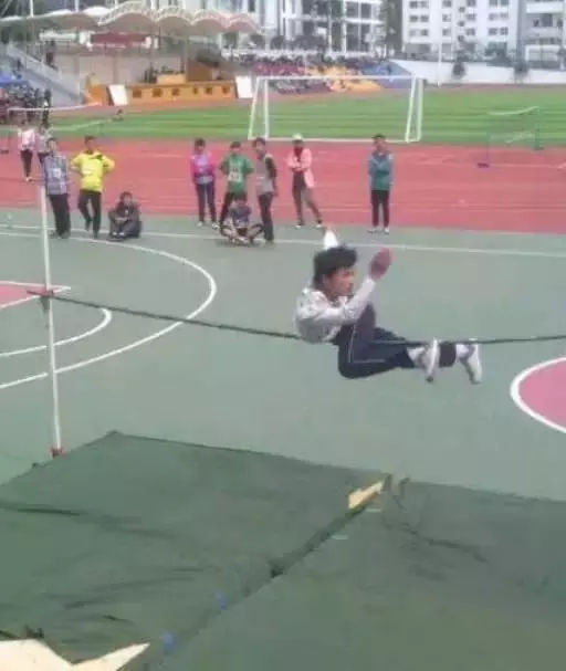跳高的搞笑瞬间图体育gif搞笑图片