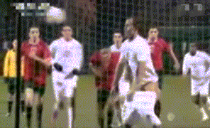 踢足球脱裤子的搞笑动图体育gif搞笑图片