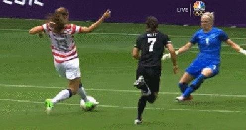 踢足球的搞笑瞬间GIF图体育gif搞笑图片