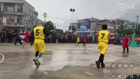 打篮球劈叉的搞笑动图体育gif搞笑图片