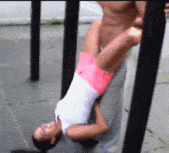 情侣运动健身仰卧起坐接吻GIF动图体育gif搞笑图片