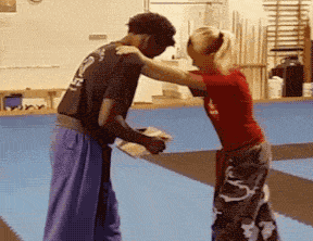 妹子，你这一脚下去他得绝后呀体育gif搞笑图片