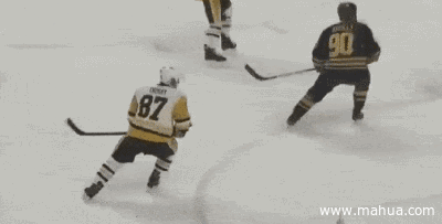 裁判他耍阴招，玩猴子偷桃体育gif搞笑图片