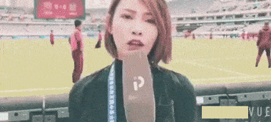 美女被突如其来的求砸中体育gif搞笑图片