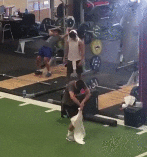 兄弟这是足球场你跑错地方了体育gif搞笑图片