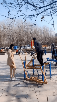 这位大哥玩的真得劲体育gif搞笑图片