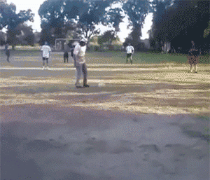 兄弟你是在踢球还是球是踢你体育gif搞笑图片