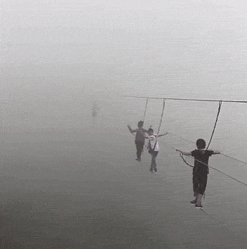 这万一掉下去可是深不见底体育gif搞笑图片