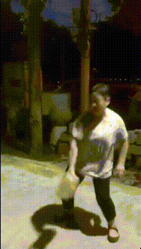 大爷就已经很吊了，看到大娘我还是太年轻了体育gif搞笑图片