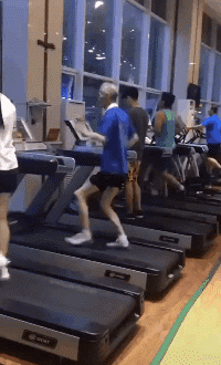 大爷别人是锻炼腿，你是锻炼摆臂吗体育gif搞笑图片