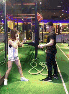 还敢踢我，看我不把你挂墙上体育gif搞笑图片