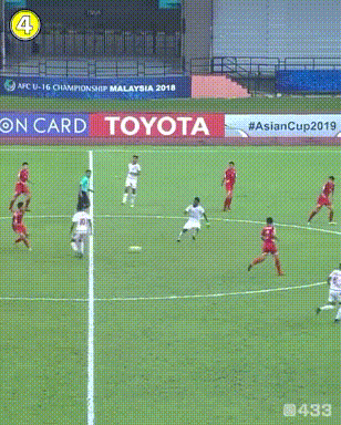 踢了半天最终还是在守门员的手上体育gif搞笑图片