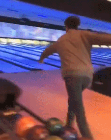 别人是打保龄球，二你是拆楼体育gif搞笑图片