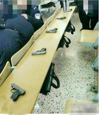 警校都是这样占座的...综合gif搞笑图片