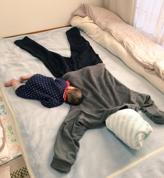 岛国一位偷懒的爸比，觉得总搂着孩子太累，就在床上捏了一个自己...效果极佳，宝宝一秒粘过去，睡得还很香综合gif搞笑图片