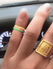 一个女同事给我小母指戴上三根皮筋是什么意思啊？综合gif搞笑图片