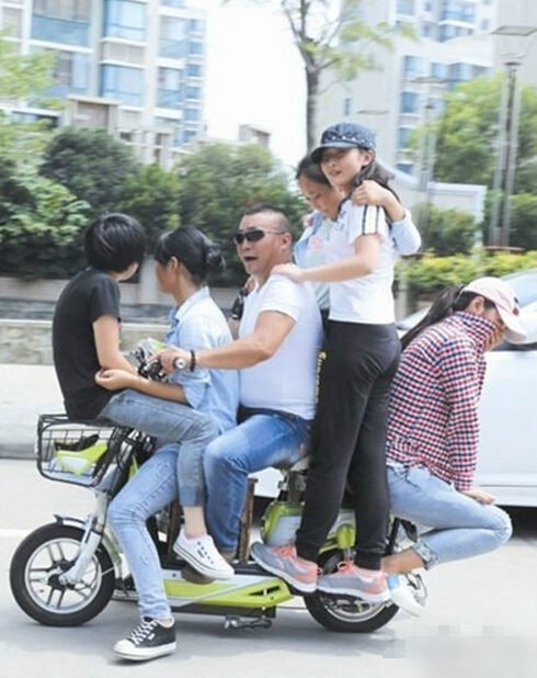 电瓶车质量真好综合gif搞笑图片