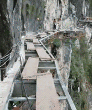 玻璃栈道真不算啥，有胆的走走这条路综合gif搞笑图片
