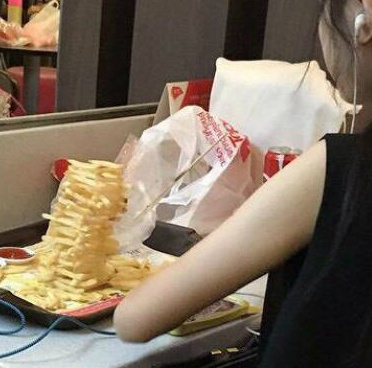 旁边自己吃饭的妹纸用薯条一根一根地搭了个塔，真正的寂寞如雪综合gif搞笑图片