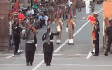 巴基斯坦和印度边境每天都要斗舞综合gif搞笑图片