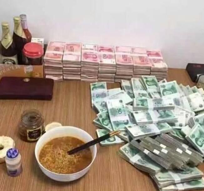 哎一个人在家吃泡面综合gif搞笑图片