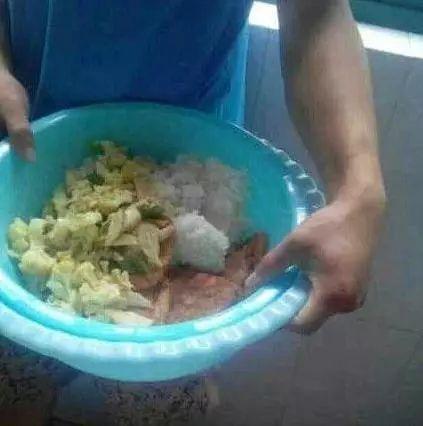 室友给我带了这么多吃的！不过为啥看上去这么像喂猪？综合gif搞笑图片