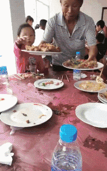 参加婚宴要想吃得饱，就要先下手为强综合gif搞笑图片