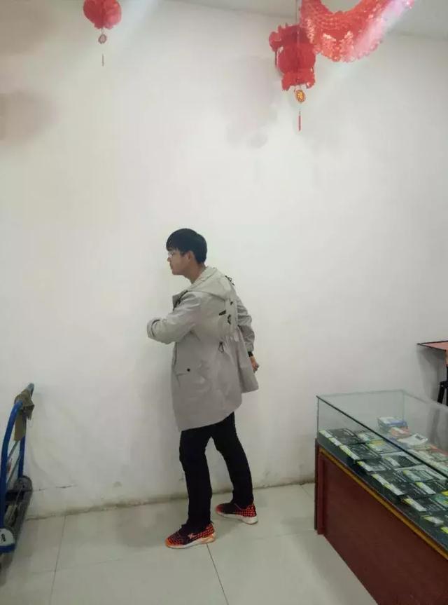 求大神帮我p的仙风道骨，在天上御剑飞行的样子综合gif搞笑图片