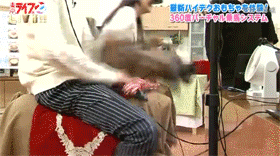 丧心病狂的VR游戏，感觉道具好惨的样子综合gif搞笑图片