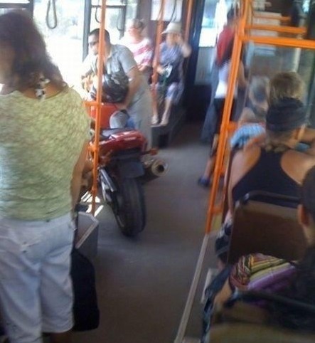 也让爱车享受享受坐公交的乐趣综合gif搞笑图片