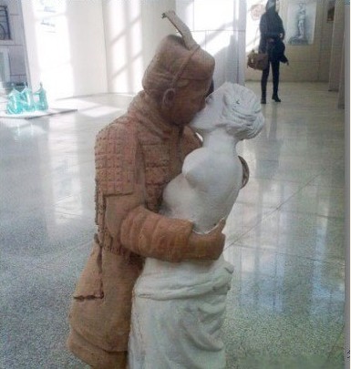 哥，你在玩穿越世纪的吻么！！！综合gif搞笑图片