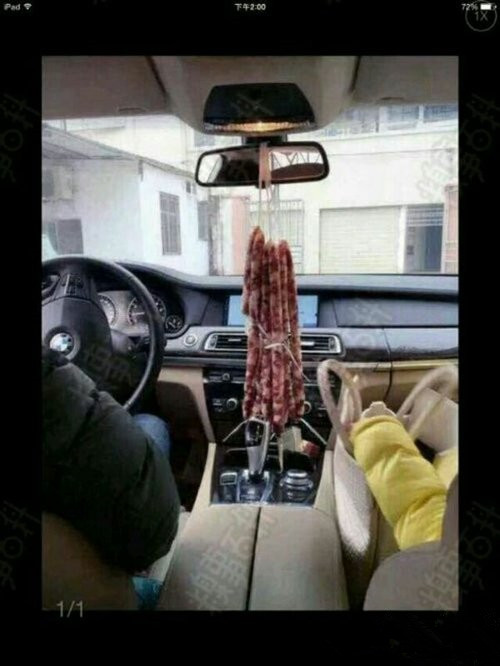 有车一族们，你们的挂件弱爆了，什么佛珠 挂坠的 看看……该换15年新款了综合gif搞笑图片