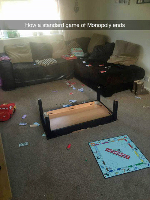 当其中一位玩家买齐了四条铁路时……综合gif搞笑图片