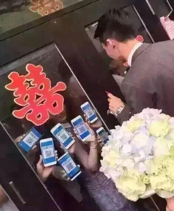 结婚给伴娘红包的正确方式综合gif搞笑图片