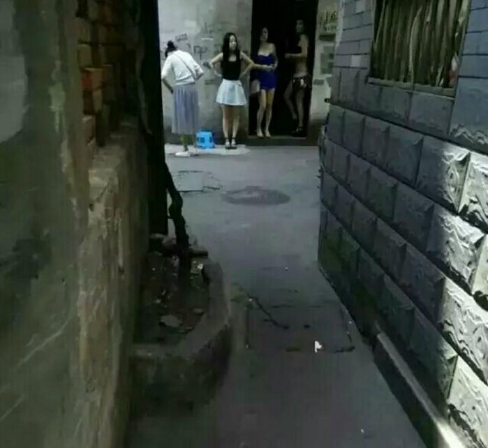 为什么那么多小姐姐站这里的？综合gif搞笑图片